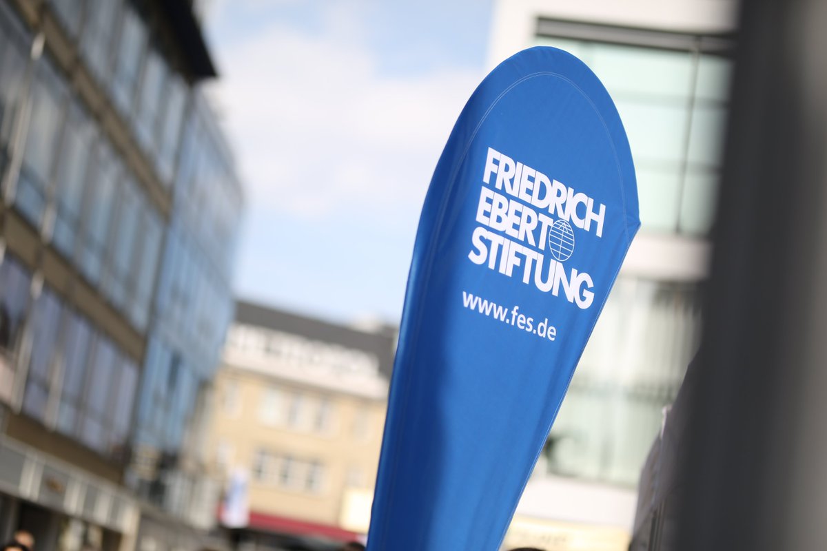 Wer besucht uns heute <a href="/bfuturefestival/">b° future</a> in Bonn? Im <a href="/FESonline/">Friedrich-Ebert-Stiftung</a>-Zelt auf dem Münsterplatz gibt es viel Programm und eine Fotobox! Erster Kurzworkshop heute:➡️ 13.00-13.30 Uhr "Fact Checking in Zeiten von Künstlicher Intelligenz" mit Oskar Vitlif. Alle Infos: fes.de/lnk/bfuture24