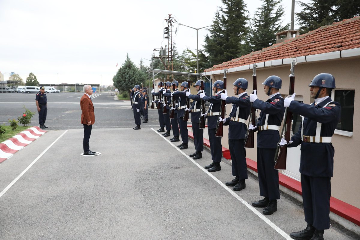 valikirklareli's tweet photo. Valimiz Sayın Uğur Turan, Kırklareli İl Jandarma Komutanlığı'nı ziyaret etti. İl Jandarma Komutanı J. Kd. Alb. Cemalettin Akyüz'den brifing aldı. https://t.co/4ZgsKhoavF