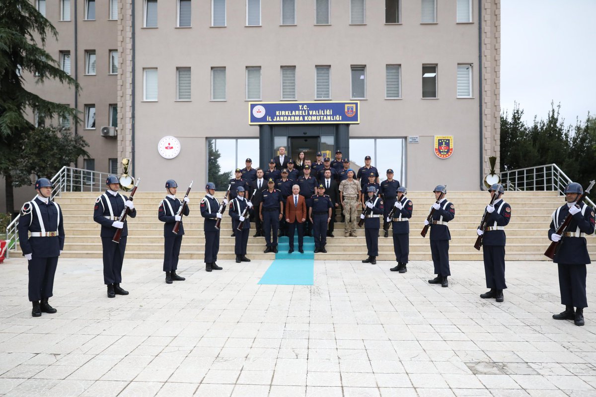 valikirklareli's tweet photo. Valimiz Sayın Uğur Turan, Kırklareli İl Jandarma Komutanlığı'nı ziyaret etti. İl Jandarma Komutanı J. Kd. Alb. Cemalettin Akyüz'den brifing aldı. https://t.co/4ZgsKhoavF