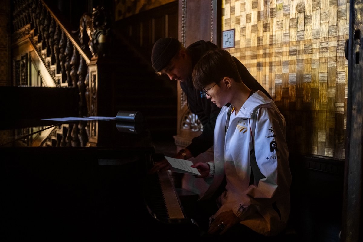 PaddyHalliday's tweet photo. If you told me back in Season 3 that one day I would teach Faker how to play a song on piano, I would have  not believed you. A very surreal experience.

Assisting on set and seeing @philfilm and @GoodBoy_Tweets in action creating another unforgetable Worlds video was amazing. https://t.co/V2HYPkEufu