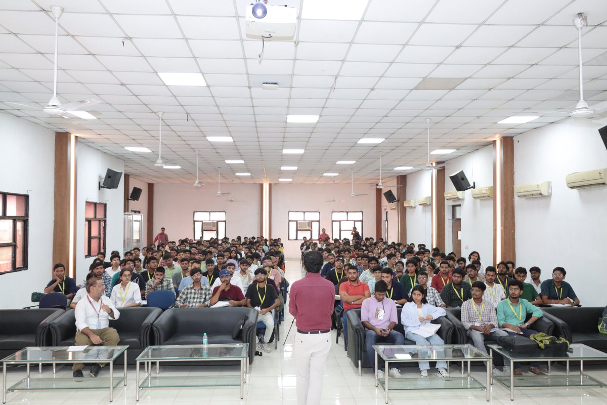 Kiet_edu's tweet image. &quot;On Oct 1st, 2024, the CS Department hosted an interactive session with Mr. Vivekanand Vivek for 2nd-year CS students. He discussed career goals &amp;amp; market opportunities, offering valuable insights. #CareerDevelopment #CSStudents&quot;