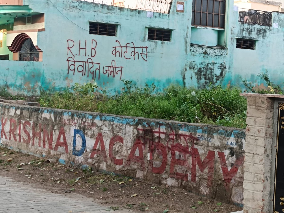 narenworld646's tweet photo. @RHBGovOfficial @RajCMO @AlwarPolice @artikashuklaias Plot no 1JA3A and 1JA3B CEB,Alwar are in auction from Rajasthan Housing Board in public domain as of now and the neighbour of the plot has put up this sign and openly threatened the bidders, what's the stand of yours. https://t.co/NJwH7L4Or1