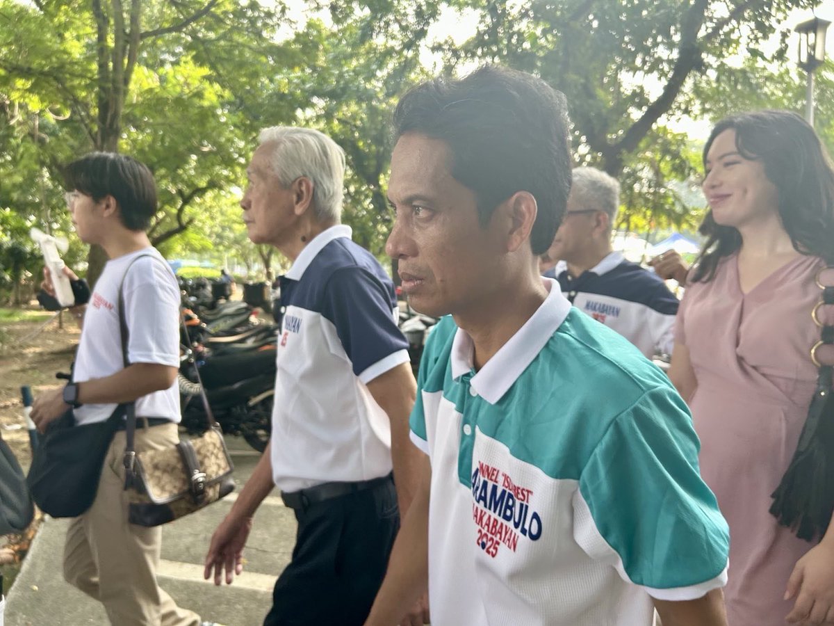 ronnel_arambulo's tweet photo. Nakapag-file na tayo ng Certificate of Candidacy (COC) ngayong araw! Tiyak na ang pagdaluyong ng mga mangingisda sa Senado! 

Lalaban sa reklamasyon, pribatisasyon at kumbersyon ng mga pangisdaan, mangingisda naman!

#TaumbayanSaSenado https://t.co/frkZLfKkI5