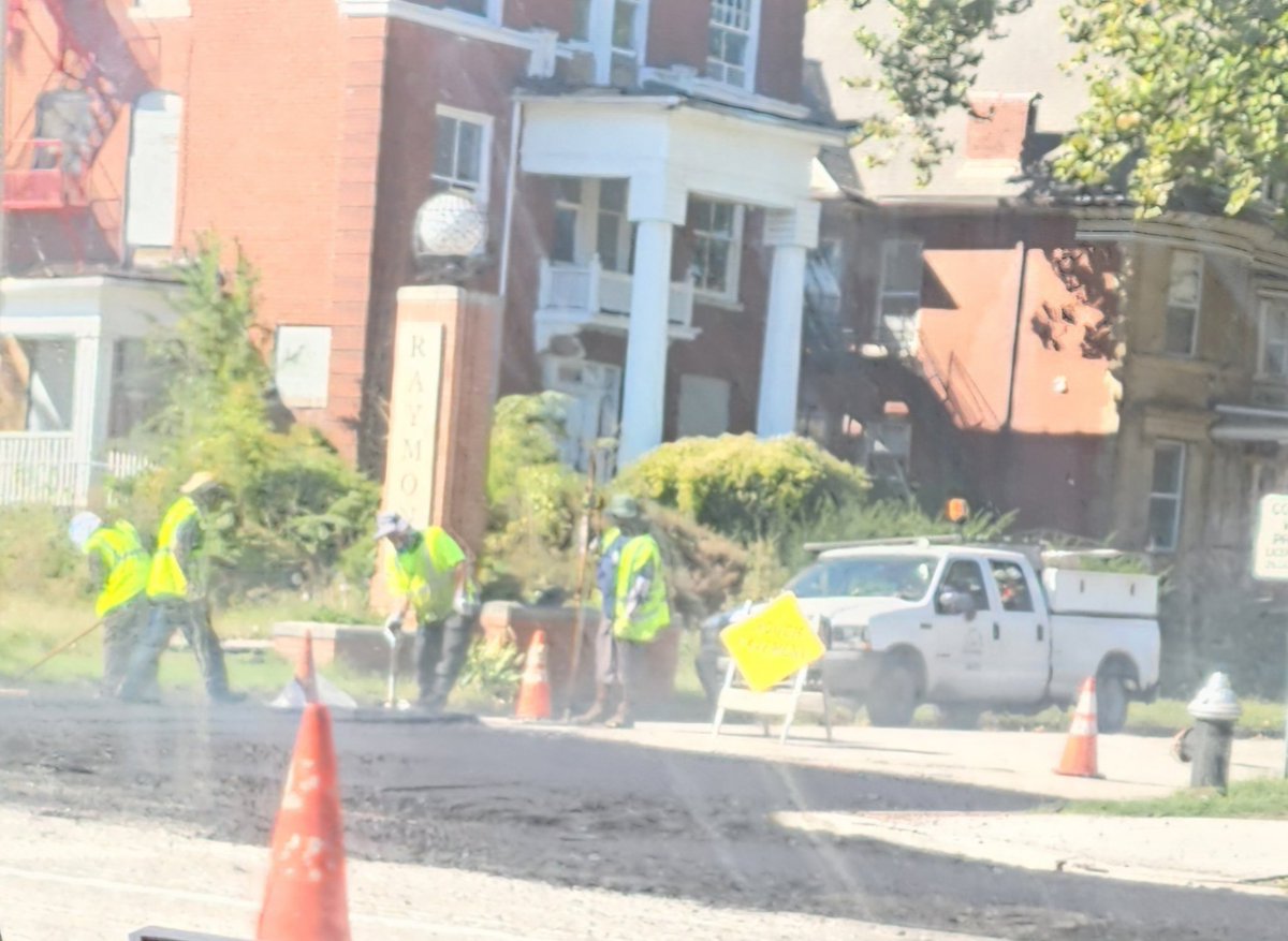 TheMADMentor's tweet photo. @stlcsb Please thank all those involved in paving Kingshighway today!   A major impact! Oh - there was a crew on Euclid near/at Lotus, too. I'm not sure what they were fixing...but they were working. That's good enough for me! Thank them, too! #KingsVille https://t.co/NrckJmbpq3