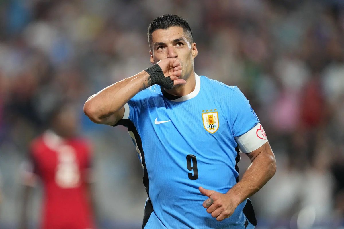 Roberto_Moar's tweet photo. Listo.
Era hora.
No me vengan con los códigos de vestuario, los trapos sucios que se lavan en casa y las declaraciones con cassette.
Hoy, @LuisSuarez9 desnudó la verdadera interna de la selección.
No me asombra. 
Con muchos colegas, la fuimos marcando.
La respuesta recibida fue insulto y descreimiento.
Renuncias en masa, falta de respeto a los referentes y a la nueva camada. 
Avisamos que Luis quería irse en Diciembre… pero no le podían asegurar un lugar entre los convocados.
Desde el “no servís ni para suplente”; al “te pongo y te saco” o te trato de “gordo”. 
De la actitud clasista con algunos funcionarios al pedido de cargar un caminador a los PF. 
Cambiemos la ley y hagamos contratos por 3 meses.
Pasemos más tiempo en Argentina que en Uruguay porque la quita por impuestos será menor. 
¿Canobbio sparring? 
¡Por favor!
Ser y parecer.
Que siga odiando a la prensa.
Que marchen los adoradores del dios de la locura por un lado que yo me quedo en esta vereda.
Al fin y al cabo… 
Prefiero ser una viuda de Tabárez que un alcahuete de un proceso dictatorial.