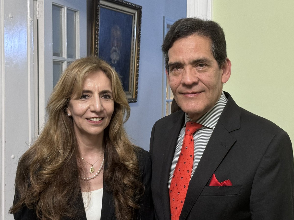 La doctora Linda Cendales profesora de cirugía  en Duke University presentó su conferencia sobre  respuesta inmune en un modelo animal
de alotrasplantes de mano, para 
ingresar como miembro correspondiente a la Academia Nacional de Medicina. Felicitaciones a la Dra Cendales.