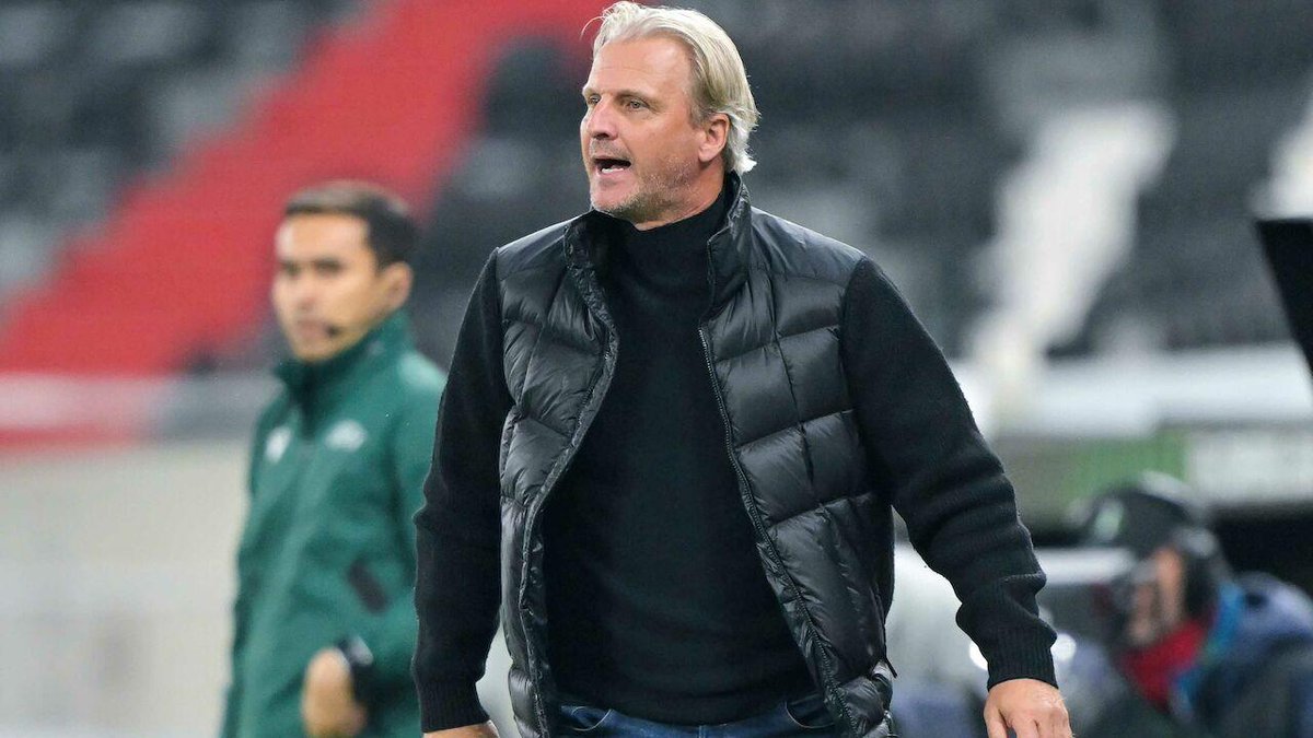 LAOLA1_at's tweet photo. Missglückter Dreifachtausch! LASK-Coach Schopp kritisiert nach verspieltem Sieg zum Conference-League-Auftakt seine Joker #UECL #ASKDIF https://t.co/xWLMVNQClr https://t.co/NN0yKduEKr