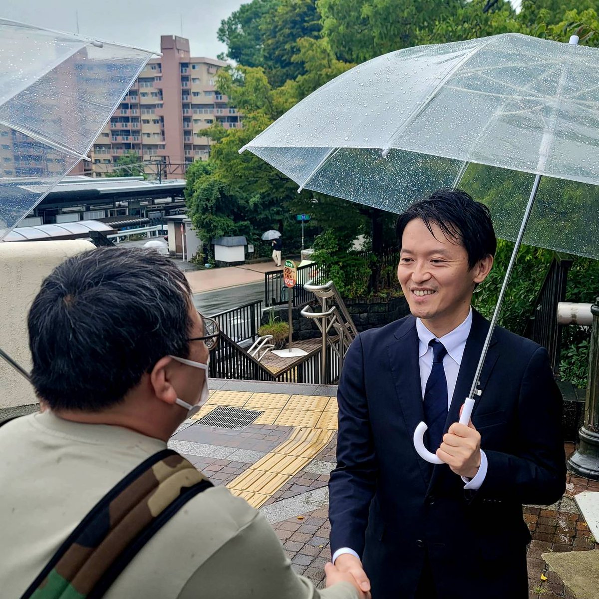 今朝は、JR伊丹駅前で街頭活動を行いました。

雨が降る中わざわざ立ち止まってお声がけいただきありがとうございました。

お一人お一人の応援が励みになっております。兵庫のために頑張ります。