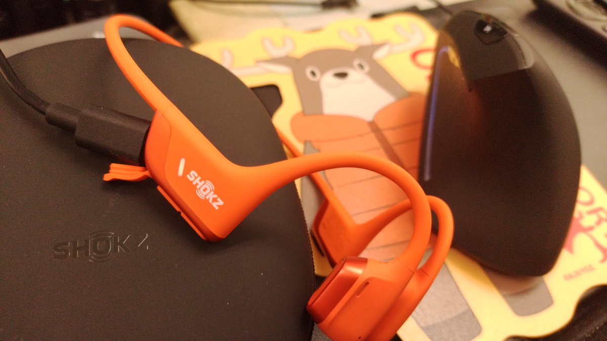 MOVE_EVO's tweet photo. 骨伝導イヤホン新型機投入
#Shokz #OpenRan ⇒ #OpenRan2 へ
耳を塞がないから今まで通り､車でも使用可能
電車乗ってもアナウンスで駅名はちゃんと確認できるし
専用充電端子からUSB-C対応になって、宿泊でも安心
色が派手になったけど､アクセントという事で
今のは妻に､妻の #OpenMove は息子に🤭 https://t.co/CzFcqlpbUL