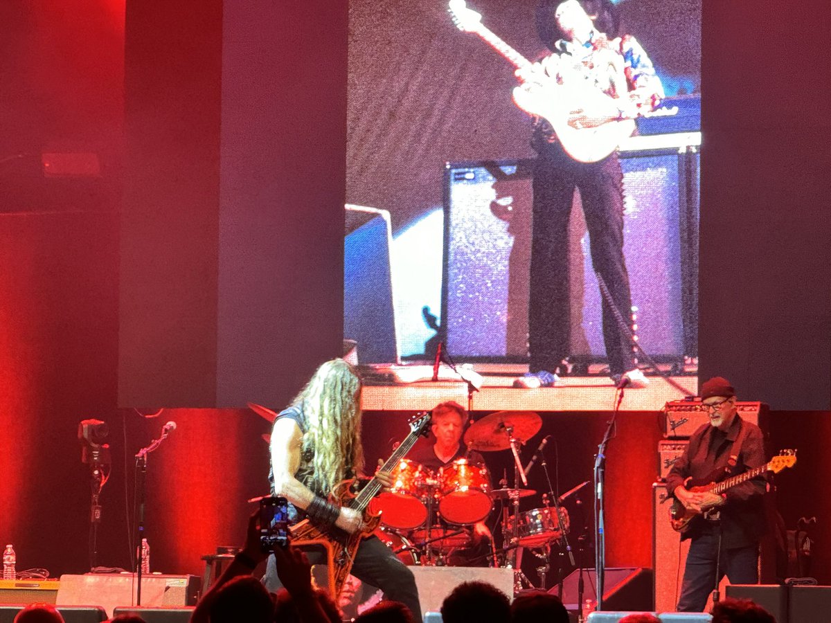 echo5juliet's tweet photo. Zakk Wylde killing Manic Depression at the #HendrixExperience at Rady Shell https://t.co/86UlFPsw1V