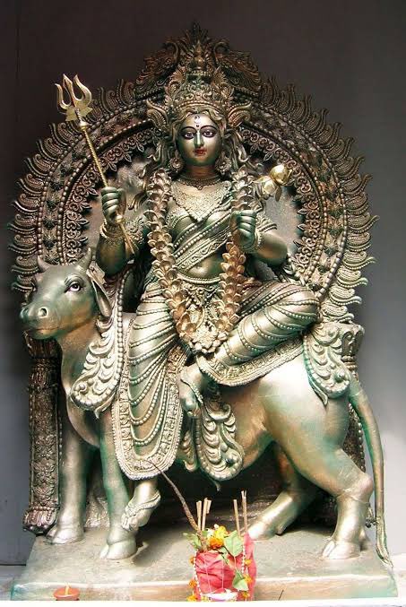 basicallyshree's tweet image. Day 1 

Born as the daughter of Himalaya and first, among the Navdurgas, Shailaputri literally means daughter of the mountain . According to the mythology, Shailaputri was born in the house of the King of Mountains, Himalayas and was thus known as “Shailaputri”.
#Navratri2024