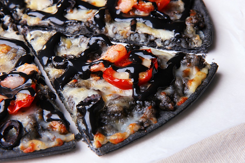 【新商品】ピザハット「地雷系イカ墨Yummy堕ちピザ」期間・数量限定で発売
news.livedoor.com/article/detail…

イカ墨ソースをライスに和えた「イカ墨ライス」を全体に広げ、ブラックオリーブやチーズなどをトッピング。別添の真っ黒な「闇堕ちスモーキーチーズソース」は、スモーキーな香りを楽しめるという。