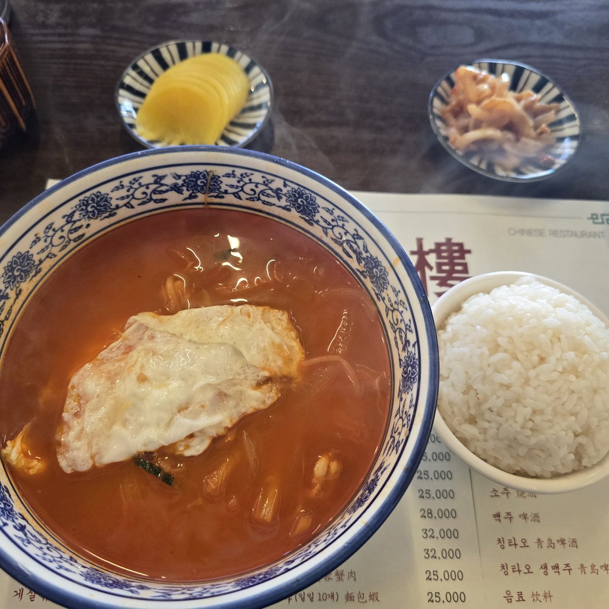 greenbigstar's tweet photo. #온천동 #미미루
맛집으로 유명해서 여는 시간에 맞춰가니 이미 대기자들이 있네. 다행히 바로 들어갈 수 있었는데, 12시쯤 되니 7팀 대기.

대표 메뉴 중 짬뽕은 밥으로 자장은 면으로 주문해서 밥과 면을 골고루 먹는 걸 추천! 
모든 식사 메뉴에 계란후라이가 올라간다는데 그래서 오히려 좋아. https://t.co/259ODzzAeT