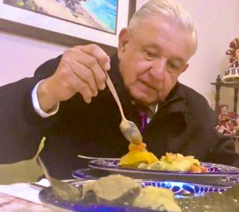 andreitav92's tweet photo. Donde andará nuestro AMLO???
Estará cenando un tamalito de chipilín??
Te extrañamos 😔 https://t.co/wLP3yTLC8p