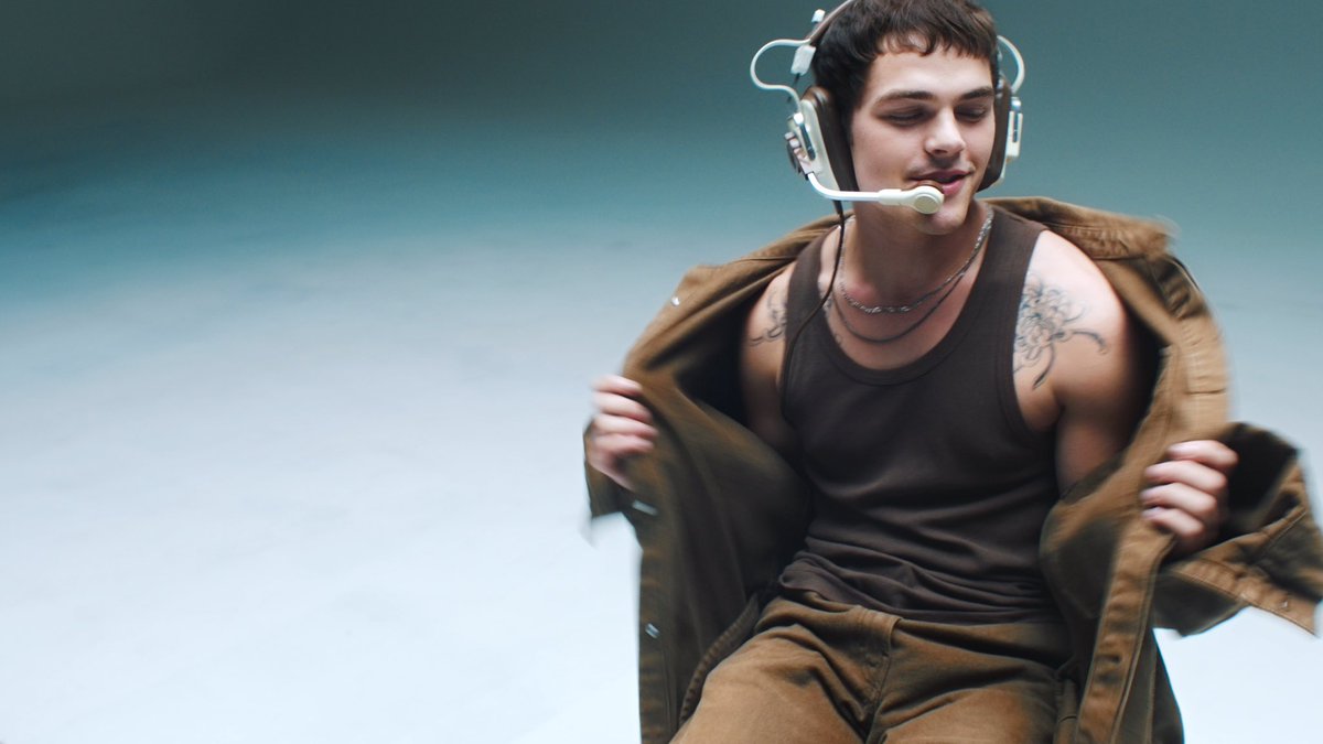 ajmitchell's tweet photo. One on One is now out EVERYWHERE i hope you enjoy :) https://t.co/dIMgfc38Eq
