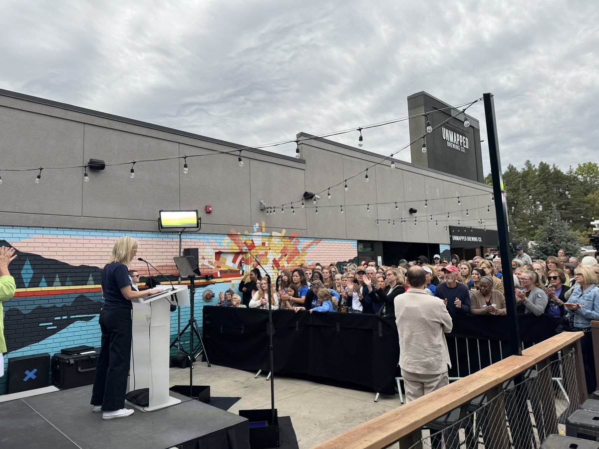 Morrison4MN's tweet photo. Proud to join Minnesota’s First Lady @GwenWalz , @amyklobuchar , @TinaSmithMN , @AnnJSMN , Tracey Breazeale and a big crowd of Minnesotans at a rally for the Harris/Walz campaign! Reproductive freedom is on the ballot for ALL Americans on November 5th. #VoteBlue #HarrisWalz2024 https://t.co/p2CwTaYz9x
