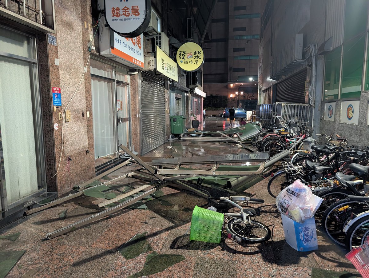 A few photos of Typhoon Krathon damage here in Kaohsiung, Taiwan #krathon #typhoon #taiwan <a href="/EricCheungwc/">Eric Cheung</a>