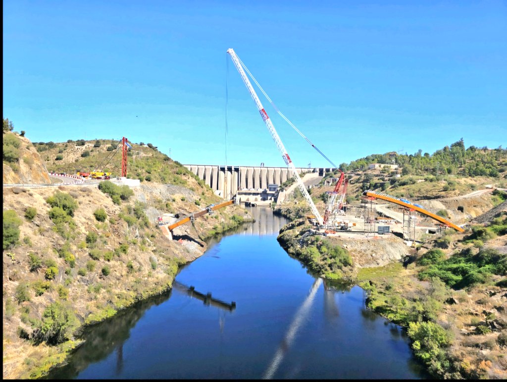 Avances en la ejecución del Nuevo Puente en Alcántara. Posicionamiento y sostenimiento de las secciones cajón que integran los semiarcos. Es de destacar la ligereza visual apreciable de esta parte de la estructura. 
#ViernesdePuentes