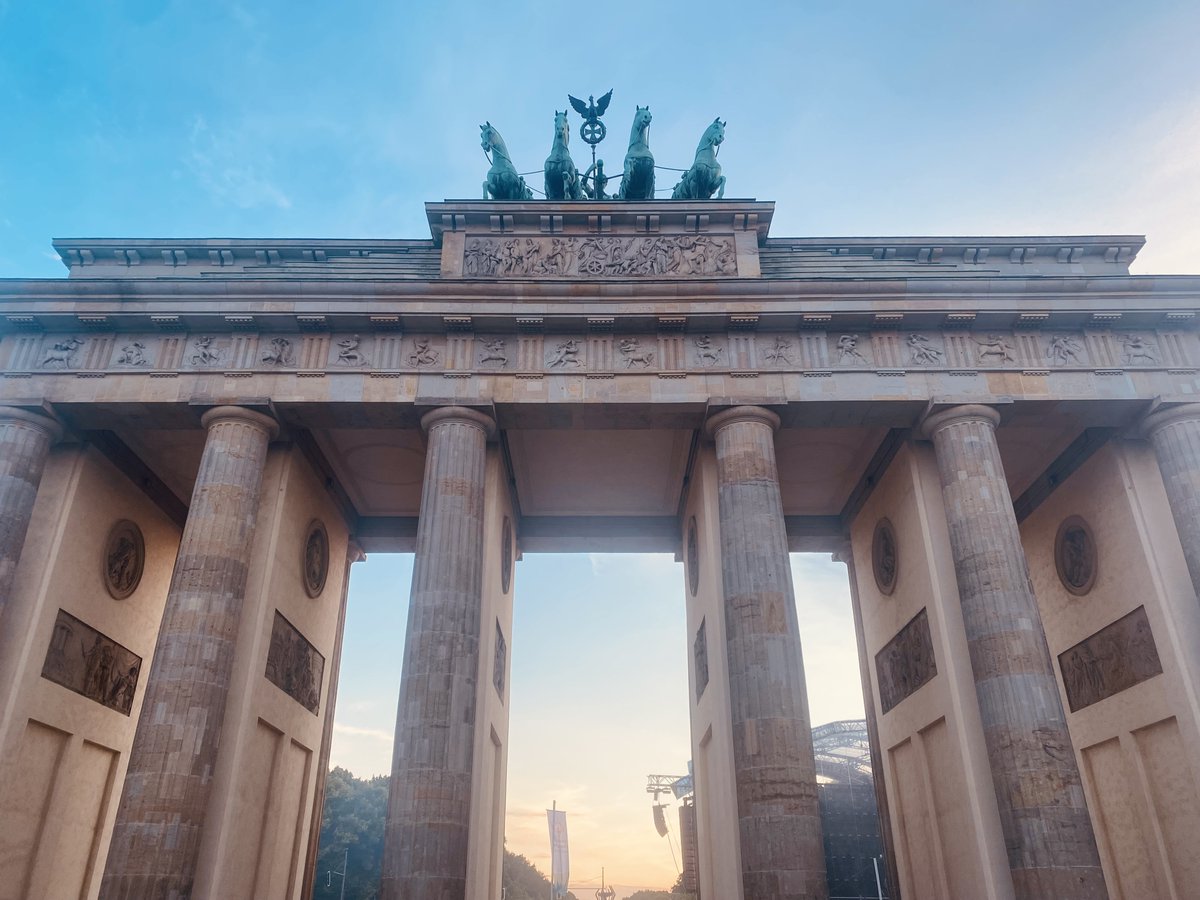 jenseisert's tweet image. Come work with us! We offer another round of attractive #postdocposition|s  and #PhDposition|s in #quantuminformationtheory, on topics ranging from abstract #mathematical themes to pragmatically motivated questions, in an open and stimulating discussion climate. Topics include

-…