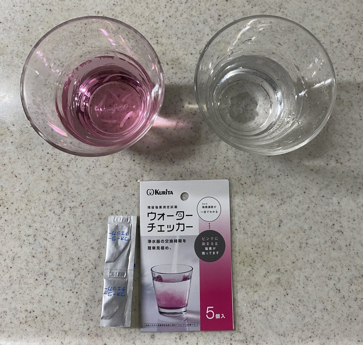 koppes_room's tweet photo. 浄水器通した水の出が悪くなって来たので残留塩素濃度調べてみた
推奨交換頻度１年ごとのところ２年以上使ってても結果はOKだった
（左：無濾過水、右：濾過水）
ちまたで噂の模造品では無い様で一安心！
#TH634-2
#ウォーターチェッカー
#残留塩素濃度 https://t.co/d9UkuunqcX