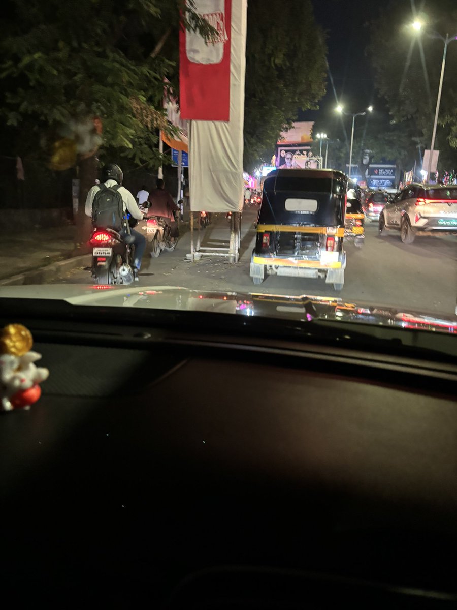 amolskothari's tweet photo. @PuneCityTraffic kaman encroaching main carriage way causing traffic and safety issue needs immediate attention location road leading to Mitra Mandal from Singh gad road near Mahalaxmi mandir sarasbaug south side https://t.co/FW0nS68wVx