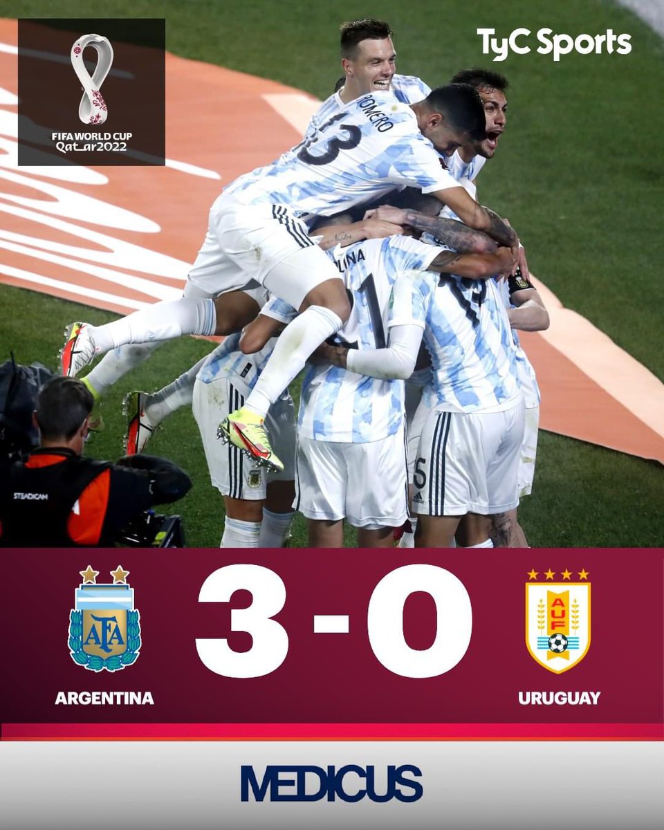 SeBarcelo's tweet image. La dictadura de Bielsa /// El complejo celeste de amistad y compañerismo de Tabarez.