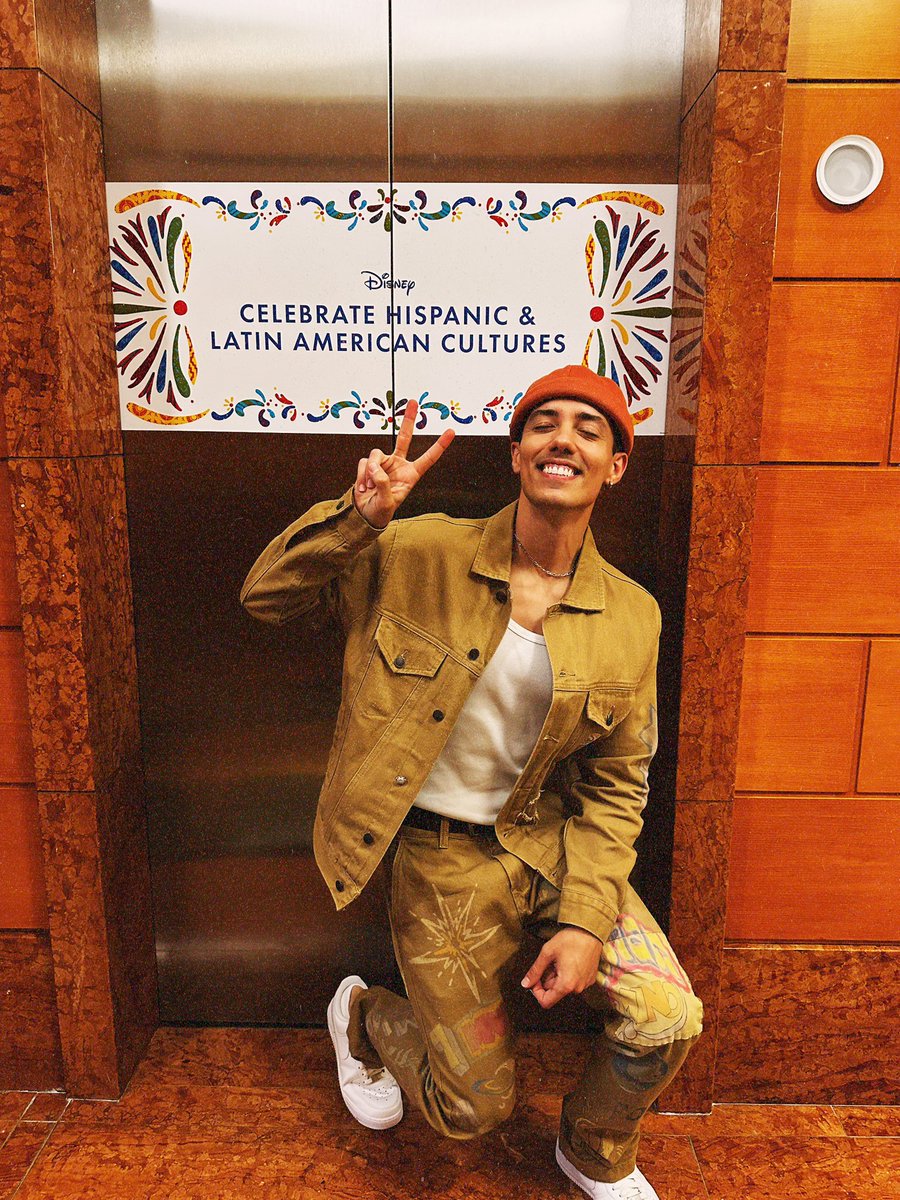 IamLeroySanchez's tweet image. I played a show for #HispanicHeritageMonth at @Disney and then they took me on a tour of the Disney Animation Studios, where all their movies are made… And to see #StrangeWorld in their main wall, and to think I was part of it… it’s surreal!! #MundoExtraño #forevergrateful