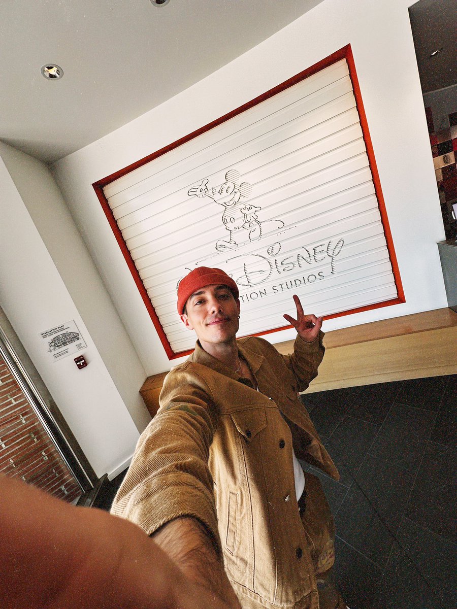 IamLeroySanchez's tweet image. I played a show for #HispanicHeritageMonth at @Disney and then they took me on a tour of the Disney Animation Studios, where all their movies are made… And to see #StrangeWorld in their main wall, and to think I was part of it… it’s surreal!! #MundoExtraño #forevergrateful