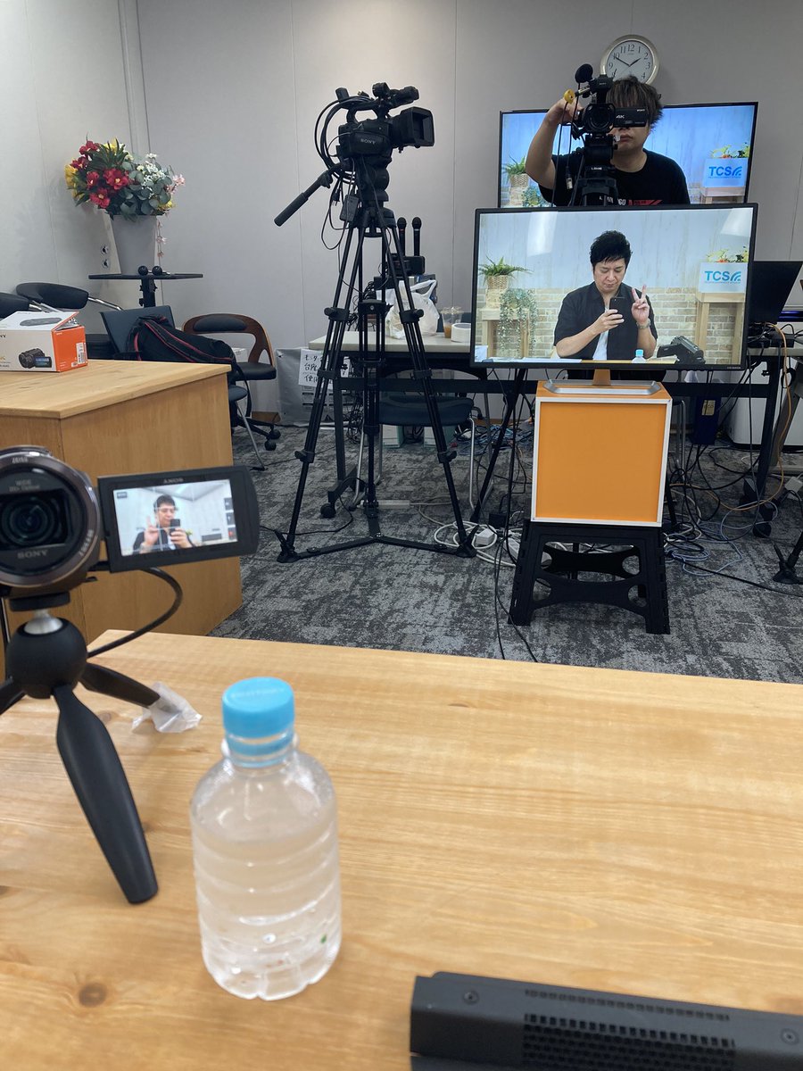 matsutake1001's tweet image. 皆さん、こんにちは

今日はこれからテイチクでのYouTubeの生配信が始まります！
久しぶりのインターネットサイン会です
ぜひお付き合いください😃
#テイチクレコード　#松原健之