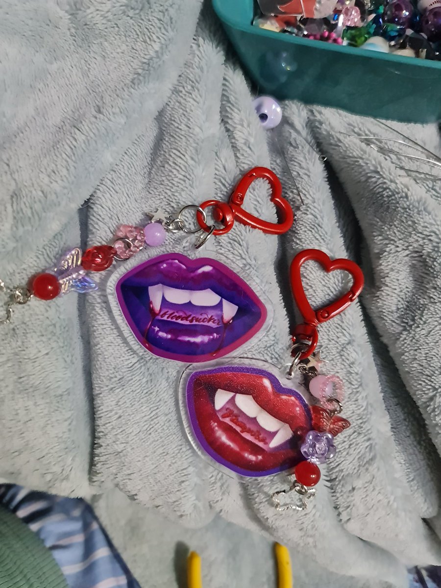 Limited Olivia fan-merch available for 3 days at Cosmania SMX 💜💙