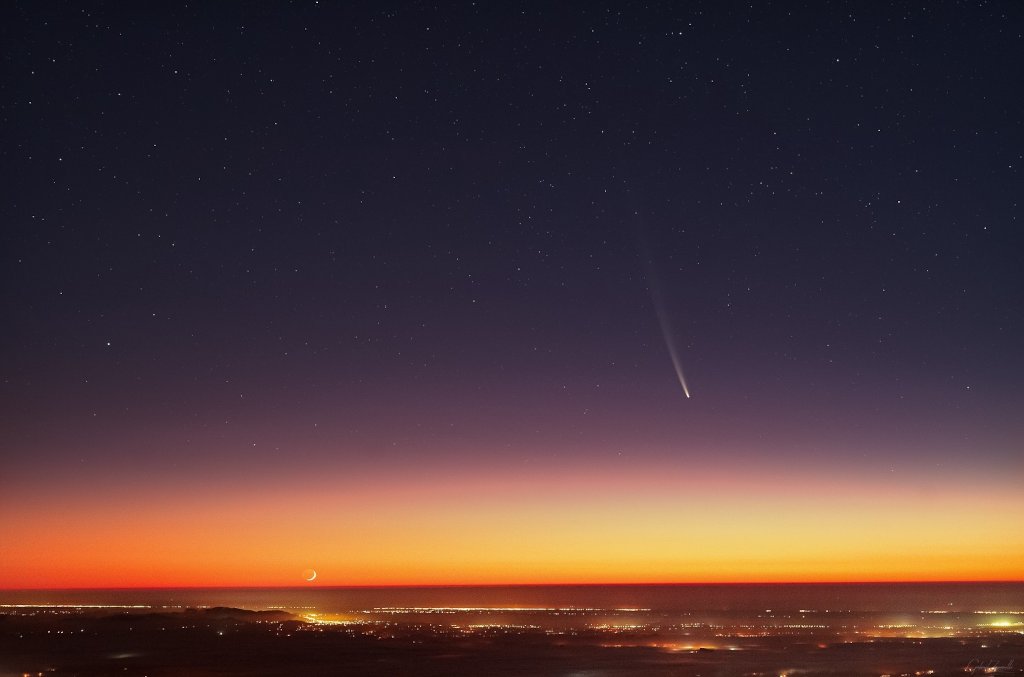 Comet at Moonrise  via NASA ift.tt/4nlFv9r