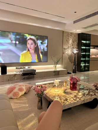 I enjoy my current life, working at home, watching TV and chatting with friends.😜😜