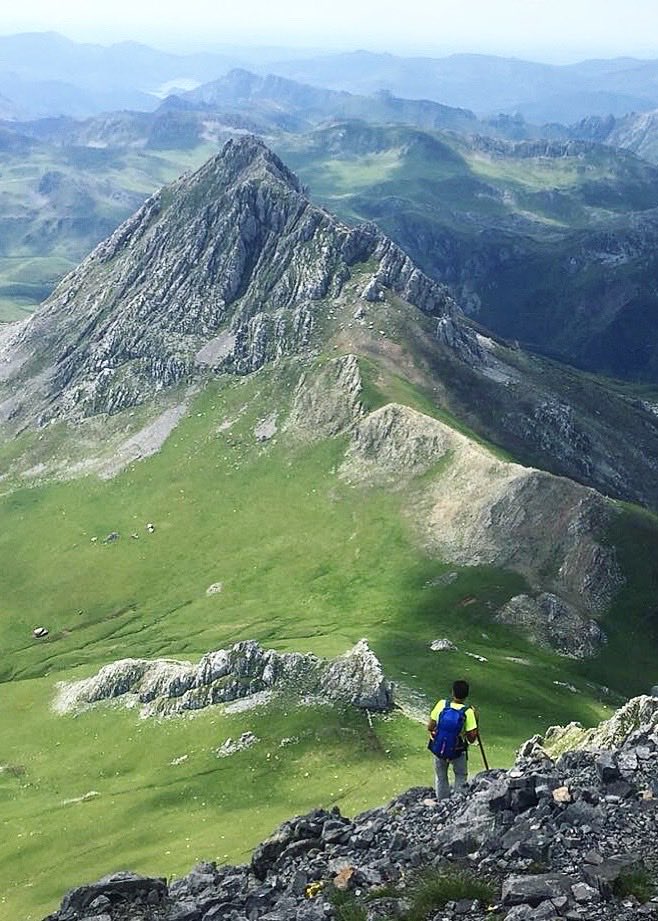 ⛰️Día 278 año 2024⛰️

'Ni tan joven ya, ni todavía viejo. Una edad rara
-dicen-, seria; una edad gris.
No lo sé. Suficiente, eso sí, para que a veces sientas que los mejores días han volado.
Y, lo que es peor aún, que no fueron tan buenos.'

#Montaña #PuraVida