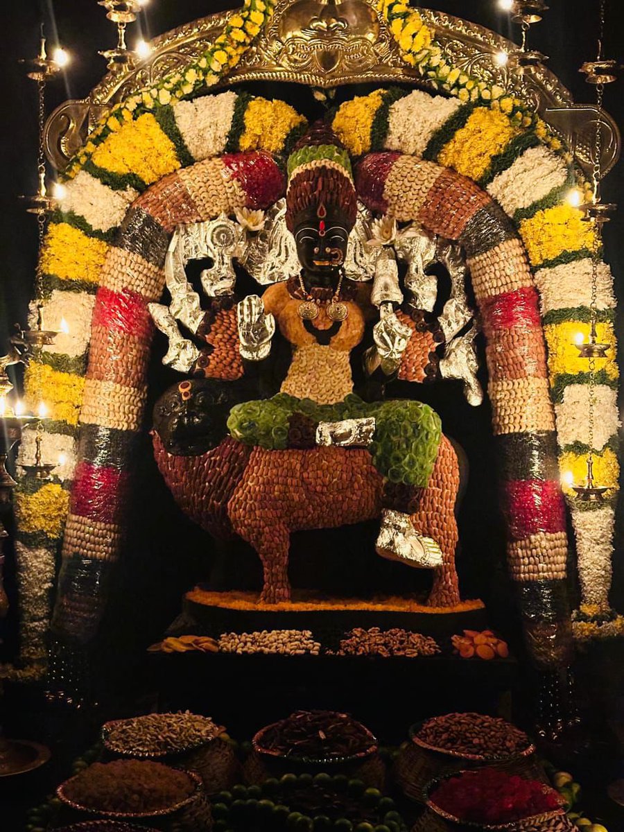 bandisanjay_bjp's tweet photo. Navaratri Day 2 at Sri Mahashakthi Devalayam - adorned with the divine presence of Goddess MahaDurga, MahaLakshmi and MahaSaraswathi. May their blessings bring strength, wealth, and wisdom to all. 🙏✨

#Navaratri #SriMahashakthiDevalayam #DurgaPuja https://t.co/dQoMDgVayF