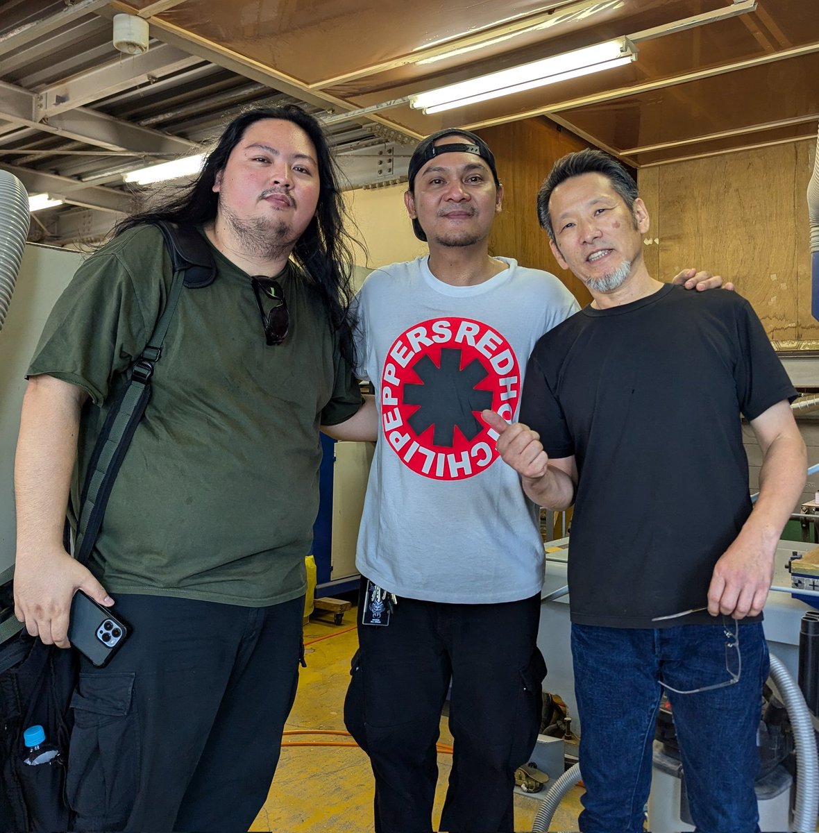 本日はDeadSquadのStevi Itemと弟のRainaldi Ramadhan Itemが工房に‼️

アジアでも屈指の熱さを誇るインドネシアの音楽シーン、要チェックです🔥

<a href="/Der_potzki/">Stevi Item</a>
<a href="/yaiitem/">Yai Item</a>

#saitoguitars