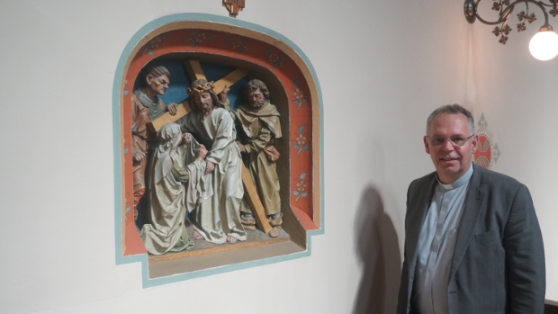 Dit is de nieuwe pastoor van parochie H. Drie-eenheid -  molenkruier.nl/l/400757