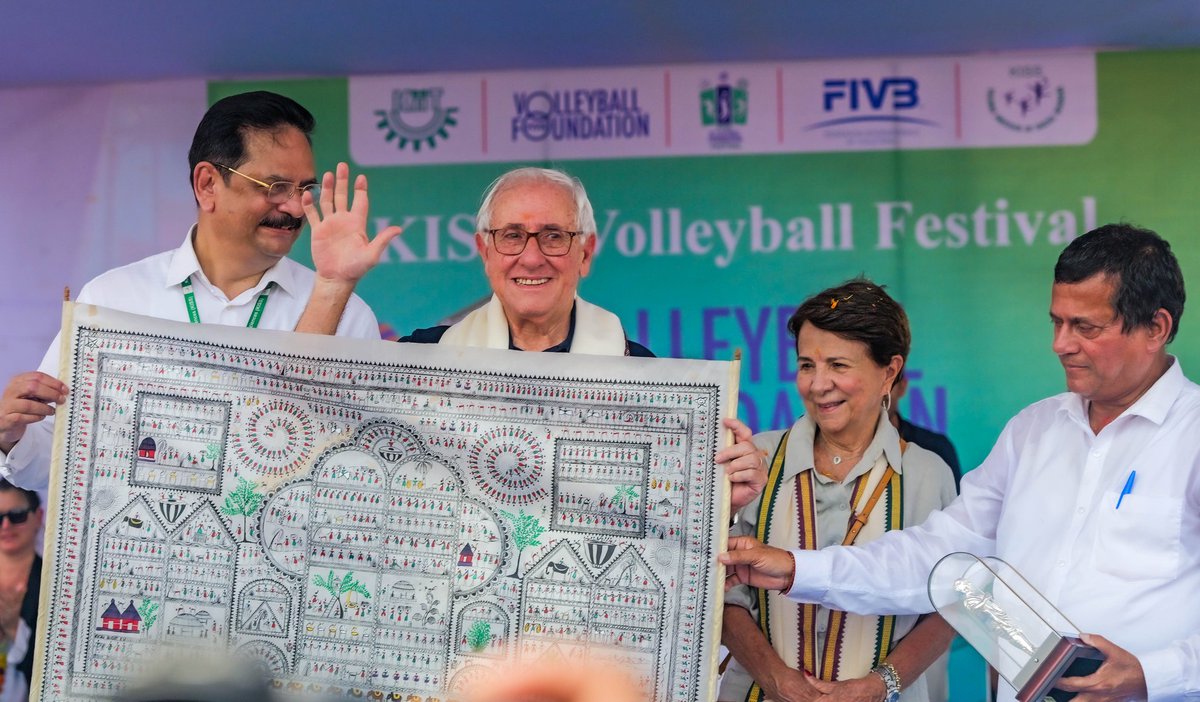 achyuta_samanta's tweet photo. Today is a big day as KISS celebrates the grand Volleyball Festival with over 40,000 participants and 5,000 players. Honoured to have Dr. Ary Graca, President of FIVB, inaugurate this historic event. My lovable KISSians enjoyed meeting him and his team. https://t.co/6zw5ez5gjI