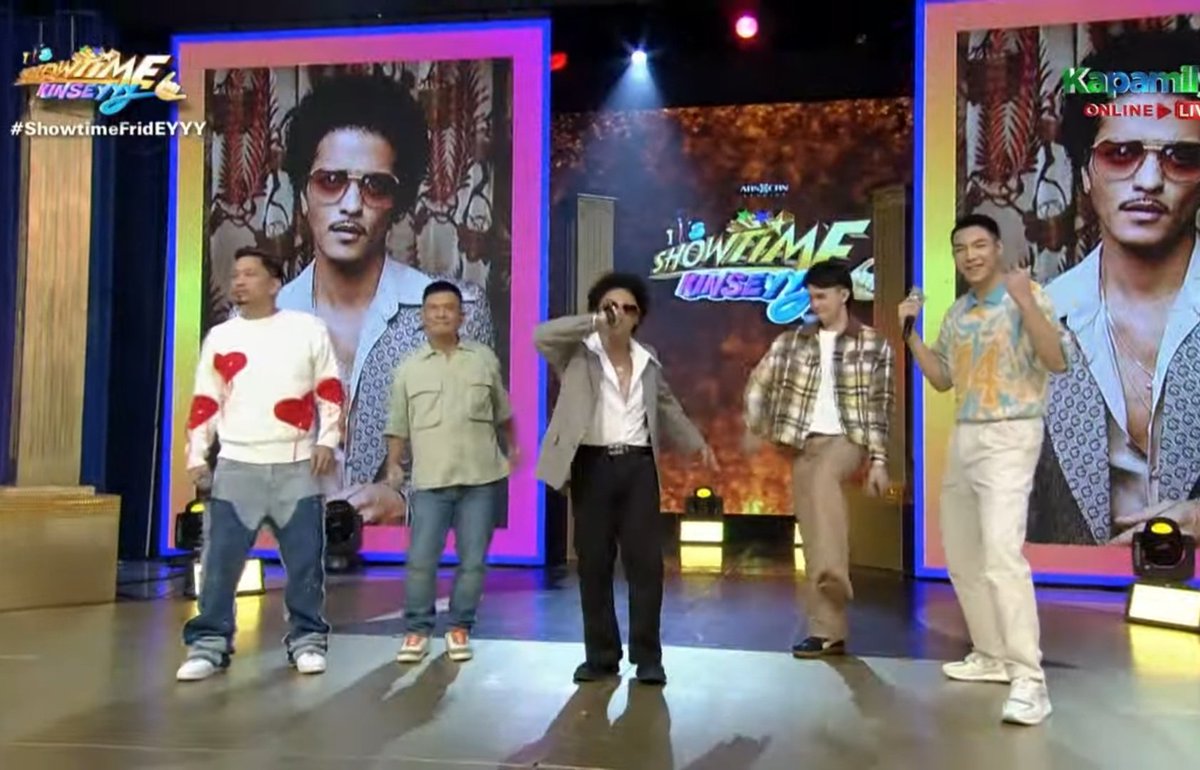 TheDarrenatics2's tweet photo. Our @itsShowtimeNa hosts with the 'Bruno Mars' contestant!

#DARREN @Espanto2001 
#ShowtimeFridEYYY https://t.co/2UxFAtsKz1