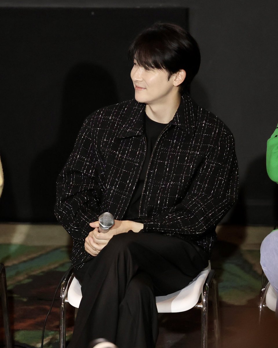 ACOM__official's tweet image. [#아컴픽 ⭐️]

김준한 임지연 김종수 | BIFF

아컴즈는 진짜 유명한 홍보요정임🧚🧚‍♀️🧚‍♂️
부산국제영화제 ‘리볼버’ gv에 참석한 김준한 임지연 김종수 배우
홍보도 미모도 열일 중👏🏻

#임지연 #LimJiYeon
#김준한 #KimJunHan 
#김종수 #KimJongSoo