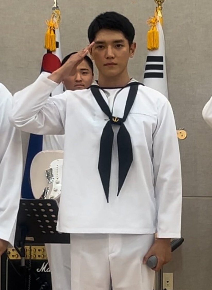 taeeeyongg's tweet photo. black navy                             white navy
uniform                                   uniform https://t.co/JXoDEnMcOA