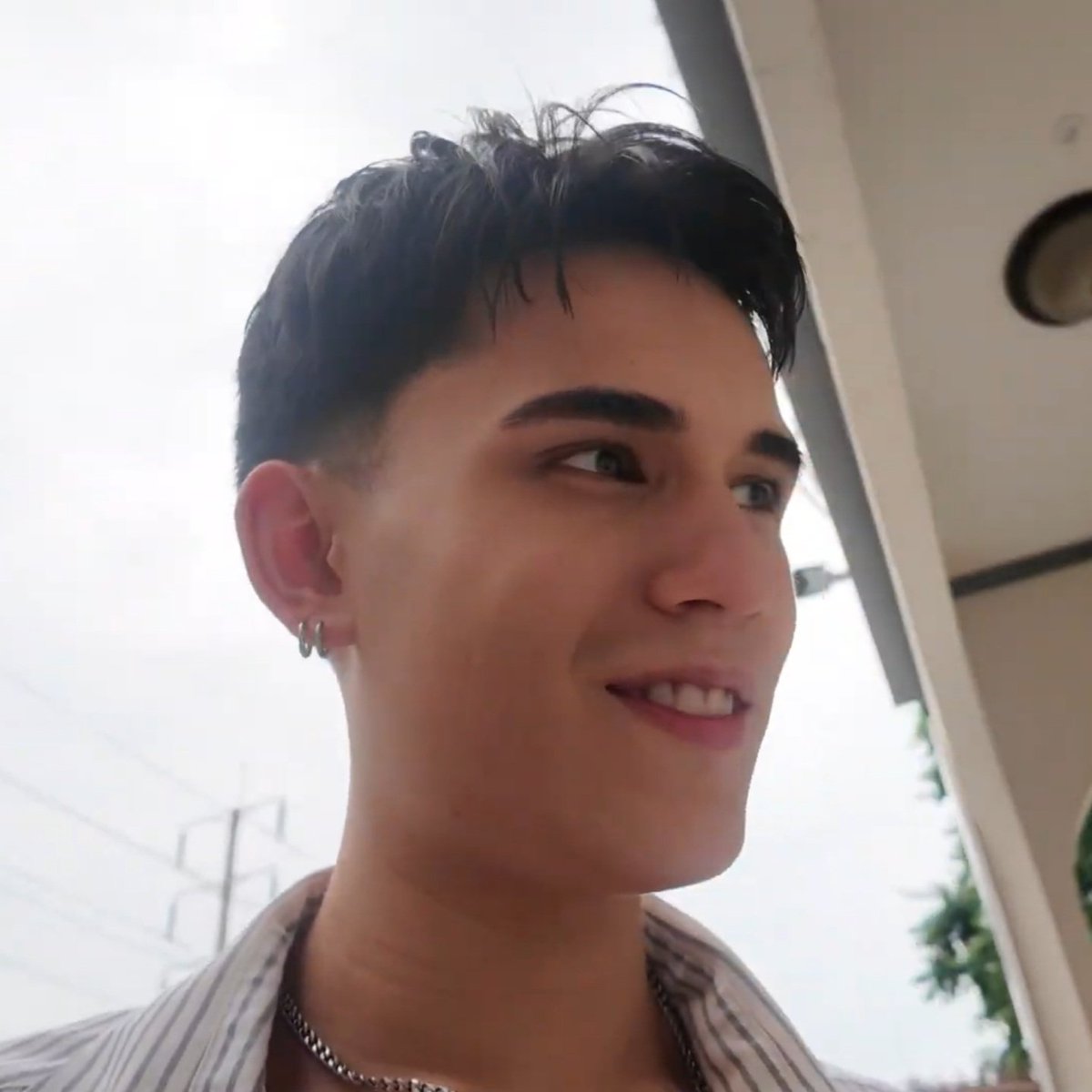 Hokusun28's tweet photo. แค่ซื้อตั๋วมันต้องมีความสุขอะไรขนาดนั้นก่อนลูก
(ก็คนขายสวยอ่ะคับ😆)
#TateTime #TateTimeEP3
#เทศน์อุ้ม https://t.co/IjP76ohXpe