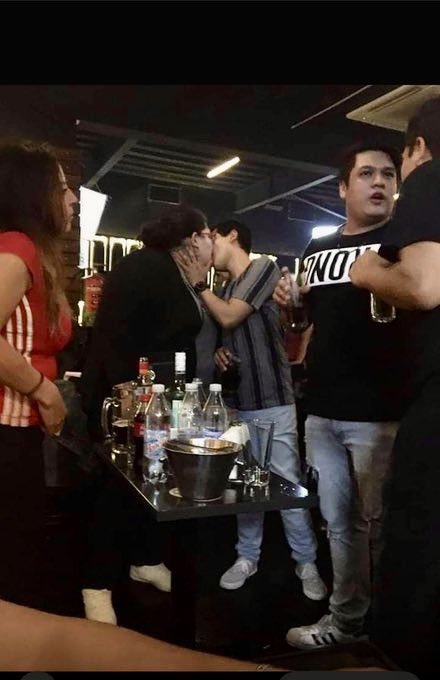 Esta hija de su ptísima madre se está fajando con un menor de edad?