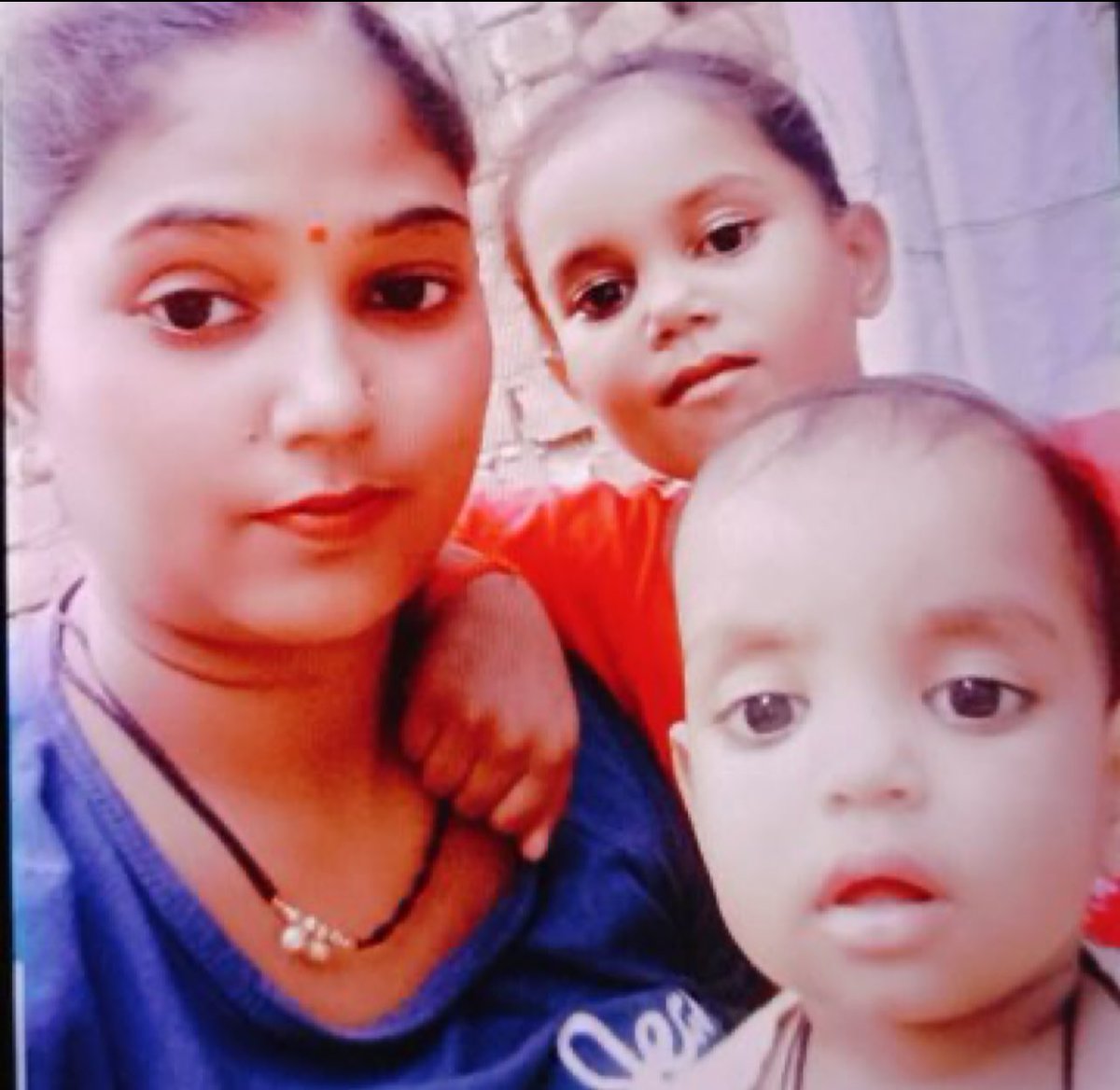 #अमेठी में कल शाम एक दिल दहला देने वाली घटना हुई, पूरे परिवार को दियों से भून दिया गया।9 खोखे बरामद हुए हैं। 
एक महीने पहले महिला ने छेड़छाड़ के मामले में #FIR भी कराई थी मगर…

मायावती शासनकाल में एक घटना हुई थी। मलीहाबाद #लखनऊ में 18 जुलाई 2002 को डकैती होती है, पुलिस को 12