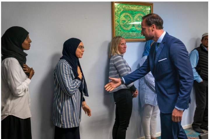 Müslüman bir kadın, vatandaşlık töreni sırasında Norveç Veliaht Prensi'yle el sıkışmayı reddetti.

Müslüman kadına göre yabancı bir adam ile el sıkışmak 'HARAM'dır ama yabancı bir ülkeye sığınmak, bedava barınma, bedava beslenme ve sosyal yardımla geçinmek 'HELAL'dir !

Ne