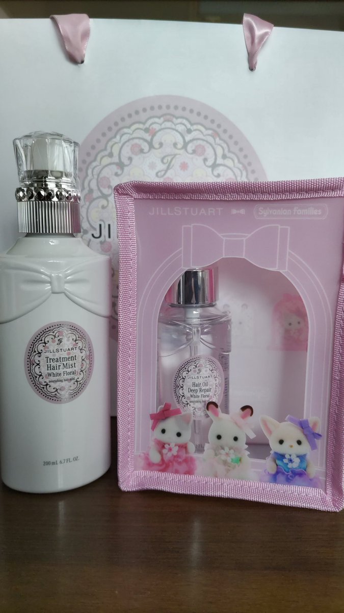 MLK46580820's tweet photo. ヘアミストとヘアオイル購入しました。
とても良い香りです！
ケースはちょうどヘアオイルが入る長さでした❣
#ジルスチュアート #シルバニアファミリー
#JILLバニア https://t.co/XfA2bwM6ej