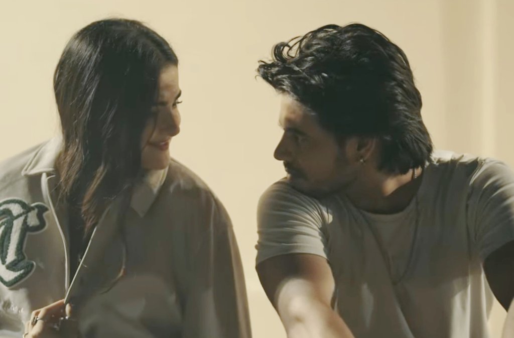 Lilac_Balloons's tweet photo. MV was cute, liked the fresh pairing and the song. Congratulations for the new Music video guys 🤍
#DebattamaSaha #Tabishpasha #MeriHumDum https://t.co/KzF9qk156i