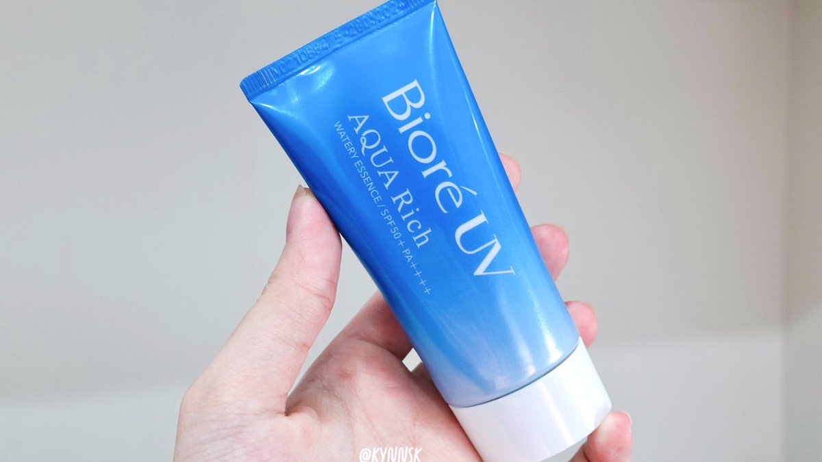 kynnsk's tweet photo. กันแดด Biore UV Aqua Rich Watery Essence SPF50+ PA++++ หลอดนี้ก็คือสมมงกับที่ขายดีในไทยและญี่ปุ่นสุดๆ ลองใช้แล้วรู้เลยว่าทำไมถึงฮิตกัน เนื้อเบาสบายผิวจริง เกลี่ยแล้วซึมหายว้าป ไม่ทิ้งความมัน ความเหนอะ ความเหนียวไว้บนผิว ไม่ปรับผิวให้วอกหรือลอย กันน้ำด้วย เหมาะกับการใช้ก่อนแต่งหน้าก็ไม่รบกวนเมคอัพ