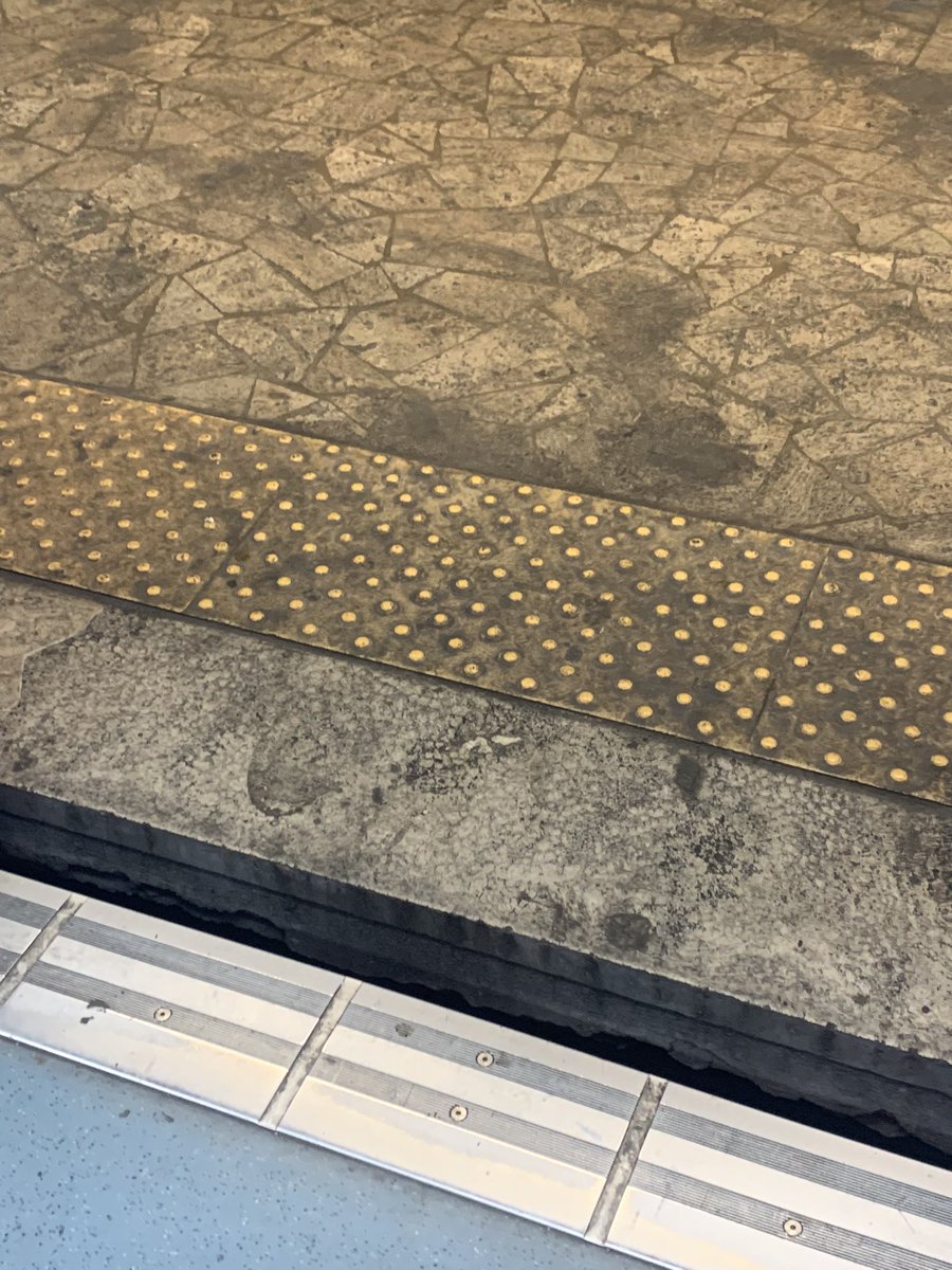 RiganteLeonardo's tweet photo. @romamobilita I restyling servono a poco… se non si puliscono, le stazioni della metropolitana di Roma sono destinate a restare così… https://t.co/VOcruArvLo