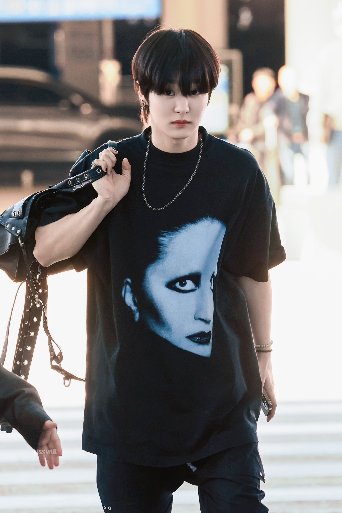 BALENCIAGA MINA Tシャツ ブラック バレンシアガ」が伝説的シンガーMinaとコラボ 音楽が聴けるT