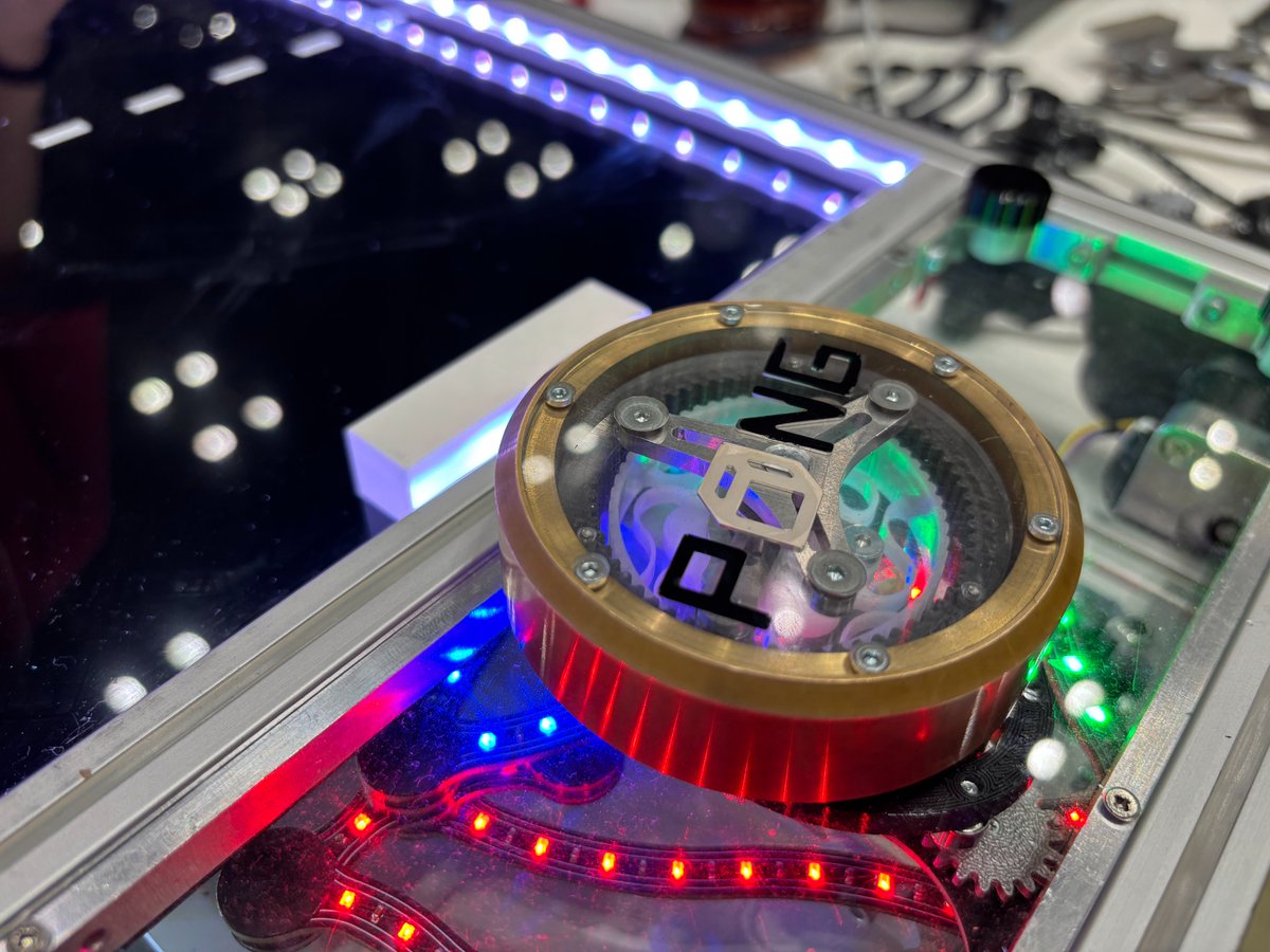 ORIGINALMIND_jp's tweet photo. ユーザー作品の紹介「卓上PONG」
制作者：たくぽん（@takupon009）

アーケードゲーム機「PONG」を机上サイズで再現した作品です。ハンドルには #KitMill で削り出した波動減速機を内蔵。回転運動を直線運動に変換するポースリエリンクと組み合わせて、パドルの左右移動を実現しています。機構によってパドルやボールがリアルに動くようすは、ビデオゲームとは一味違った魅力に溢れています。

製作には、東京科学大学ロボット技術研究会（@titech_ssr）所有の「KitMill RZ300」が使用されています。私たちの #KitMill は、多くの工業大学で活躍しています。

ユーザー作品集を見る
https://t.co/LTtbREqClp